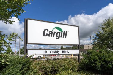 Londra, Ontario, Kanada - 30 Ağustos 2020: Cargill tabelası Londra, Ontario 'daki Cargill Canada tesisinde. ABD merkezli Cargill, dünyanın en iyi tarım ürünleri üreticisi ve dağıtımcılarından biri..