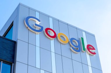 Kitchener, Waterloo, On, Kanada - 17 Ekim 2020: Google tabelası 17 Ekim 2020 'de Kitchener-Waterloo, Ontario' daki ofis binasında görüldü. Google bir Amerikan teknoloji şirketidir.. 