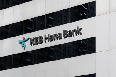 Toronto, Kanada - 14 Ekim 2020: Toronto, Kanada 'da binadaki bir KEB Hana Bank tabelası görüldü. KEB Hana Bankası Güney Kore 'de bir yerli bankadır..