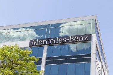 Mississauga, Ontario, Kanada - 6 Haziran 2020: Alman Daimler AG şirketinin bir bölümü olan Mississauga 'daki Mercedes-Benz Finans Hizmetleri Kanada kurumsal ofis binasının imzası.