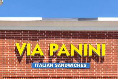 Vaughan, Ontario, Kanada - 23 Mayıs 2020: Girişin üzerindeki Panini İtalyan Sandviç Lokantası tabelası ile; Via Panini Kanadalı bir aile ve İtalyan restoranı işletiyor..