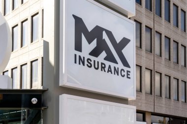 Kitchener, Ontario, Kanada - 17 Ekim 2020: Max Sigorta tabelası Kitchener, Ontario, Kanada 'da görüldü. Max Sigorta Kanadalı bir sigorta şirketi..