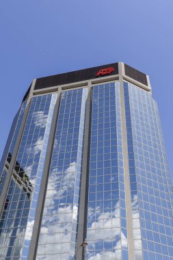 Etobicoke, Toronto, Kanada - 6 Haziran 2020: Toronto 'daki genel merkez binasında ADP Canada imzası; Otomatik Veri İşleme, Inc. (ADP), ABD' li insan kaynakları yönetim yazılımı sağlayıcısı.