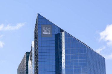 Toronto, Kanada - 16 Mayıs 2020: Kuzey York, Toronto 'daki Kanada merkez ofisinin Nestl logosu. Nestl S.A., İsviçre 'nin çok uluslu gıda ve içecek işleme şirketi..