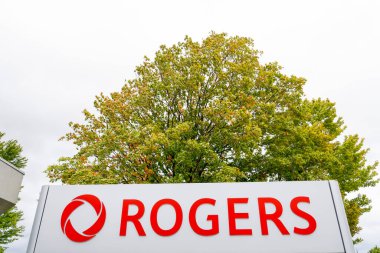 Scarborough, Toronto, Kanada - 29 Ağustos 2020: Rogers tabelası 29 Ağustos 2020 tarihinde Scarborough, Toronto, Kanada 'da görüldü. Rogers Communications Inc., Kanadalı iletişim ve medya şirketi..