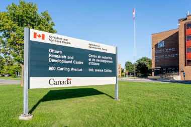 Ottawa, Ontario, Kanada - 7 Ağustos 2020: İlk beş deney çiftliğinden biri olan Ottawa Araştırma ve Kalkınma Merkezi ve Tarım Gıda Kanada 'nın imzası ve inşası.
