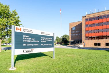 Ottawa, Ontario, Kanada - 7 Ağustos 2020: İlk beş deney çiftliğinden biri olan Ottawa Araştırma ve Kalkınma Merkezi ve Tarım Gıda Kanada 'nın imzası ve inşası.