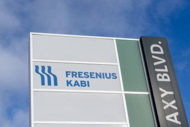 Mississauga, Ontario, Kanada - 24 Ekim 2020: Toronto 'da bir dış dizin işareti üzerinde Fresenius Kabi işareti görülüyor. Fresenius Kabi Kanada hayat kurtaran ilaç ve teknolojiler konusunda uzmandır..