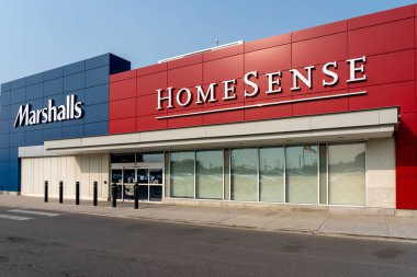 Richmond Hill, On, Kanada - 16 Eylül 2020: Marshalls & Homesense, Amerikan indirimli satış mağazaları 