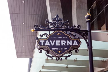 Toronto, Kanada - 16 Mayıs 2020: Toronto 'da Taverna Mercatto restoranı tabelası. Mercatto bir İtalyan restoranıdır..