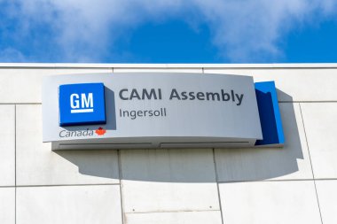Ingersoll, Ontario, Kanada - 30 Ağustos 2020: Arka planda mavi gökyüzü olan GM CAMI Assembly Ingersoll fabrikasının yakın çekim işareti. Meclis CAMI Otomotiv Şirketi tamamen General Motors Canada 'ya aittir..