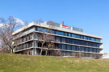 Toronto, Kanada - 29 Mart 2020: Toronto, Kanada 'daki merkezlerinin tepesinde Kraliyet LePage tabelası; Royal LePage Kanadalı bir emlak bayiliği sahibi ve işletmecisidir.