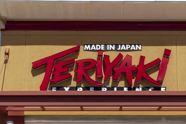 Vaughan, Ontario, Kanada - 23 Mayıs 2020: Girişin üzerindeki Teriyaki restoranı tabelası; Teriyaki, Japon mutfağı sunan bir Kanada restoranıdır..