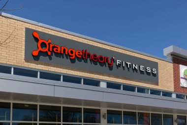 Markham, Ontario, Kanada - 20 Mayıs 2020: Markham, Ontario, Kanada 'daki binada Orangetheory Fitness tabelası. Orangetheory Fitness, Amerika Birleşik Devletleri 'nin özel spor salonu..