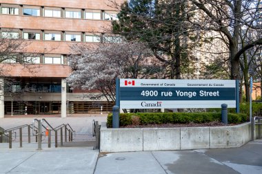 Toronto, Kanada - 16 Mayıs 2020: Toronto 'daki Kanada Hükümeti İşareti (ayrıca Joseph Sheppard Federal Binası olarak da bilinir), Kanada' nın Kuzey York, Toronto şehrinde bulunan bir devlet dairesi..