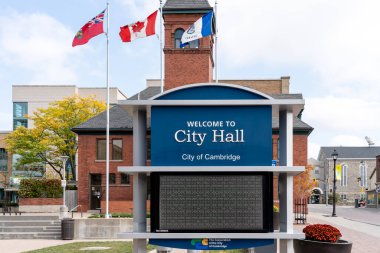 Cambridge, Ontario, Kanada - 27 Eylül 2020: Cambridge City Hall tabelası 27 Eylül 2020 tarihinde Kanada 'nın Ontario kentinde görüldü..