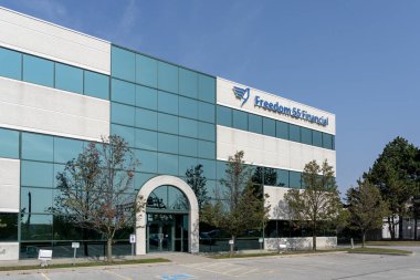 Oshawa, Ontario, Kanada - 26 Eylül 2020: Oshawa Belediye Binası Oshawa, Ontario, Kanada 'da 26 Eylül 2020 tarihinde gösterilmiştir..