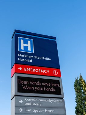 Markham, On, Kanada - 23 Ekim 2020: Markham Stouffville Hastanesi tabelaları Markham, Ontario, Kanada 'da gösterildi. Markham Stouffville Hastanesi bir devlet hastanesidir..