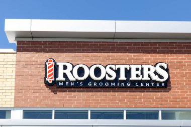 Markham, Ontario, Kanada - 20 Mayıs 2020: Markham 'daki binada Roosters Erkek Bakım Merkezi tabelası. Horozlar Erkek Bakım Merkezi, Amerikan merkezli bir Erkek Berber Dükkanı..