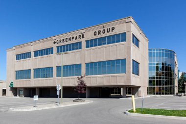 Vaughan, Ontario, Kanada - 23 Mayıs 2020: Greenpark Group, Vaughan, Ontario, Kanada 'daki genel merkez binasına imza attı. Greenpark Group bir emlak müteahhidi ve inşaatçısı..