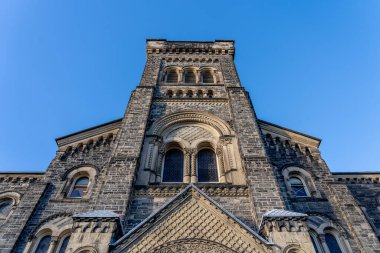 Toronto, Kanada - 28 Kasım 2020: Toronto 'daki T St. George Üniversitesi Kampüsü Üniversite Binası. 1853 yılında kurulan Üniversite Kolej Binası, Ulusal Tarih Bölgesi olarak belirlendi.