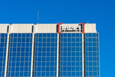Mississauga, On, Kanada - 10 Kasım 2020 Mississippi, On 'daki ofis binalarının tepesinde temas işareti görüldü. Intact Sigorta Kanada 'da bir mülk ve kayıp sigortasıdır..