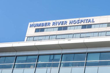 Kuzey York, Toronto, Kanada - 23 Eylül 2020: Humber River Hastanesi tabelası 23 Eylül 2020 'de Kuzey York, Toronto, Kanada' da görüldü..