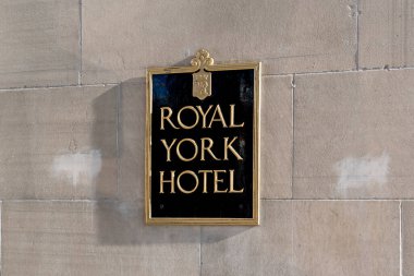 Toronto, Kanada - 28 Kasım 2020: Toronto, Kanada 'da duvarda Royal York oteli tabelası. Royal York Hotel, Toronto 'da 1929' da resmen açılan tarihi bir lüks oteldir..