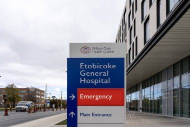 Etobicoke, Toronto, Kanada - 11 Ekim 2020: Etobicoke General Hospital tabelası Etobicoke, Toronto, Kanada 'da görüldü. Etobikola Genel Hastanesi bir devlet hastanesidir..