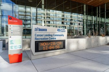 Toronto, Kanada - 28 Kasım 2020: Toronto şehir merkezindeki Canoe Landing Community Recreation Centre.