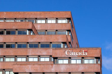Toronto, Kanada - 16 Mayıs 2020: Toronto 'daki Kanada Hükümeti İşareti; Joseph Sheppard Federal Binası olarak bilinen Kanada' nın Kuzey York, Toronto 'da bulunan bir devlet dairesi..