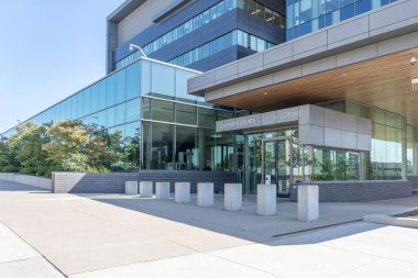 Kuzey York, Toronto, Kanada - 23 Eylül 2020: Kuzey York, Toronto, Kanada 'daki Baş Adli Tıp Kurumu Ontario Ofisi' nde Adli Tıp Kurumu tabelası görüldü.