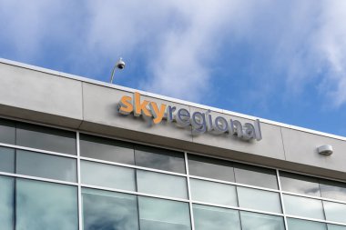 Etobicoke, Toronto, Kanada - 24 Ekim 2020: Sky Regional Airlines 'ın Etobicoke, Toronto, Kanada' daki genel merkezindeki tabelasını kapatın. Sky Regional, Kanada merkezli bir havayolu şirketi..