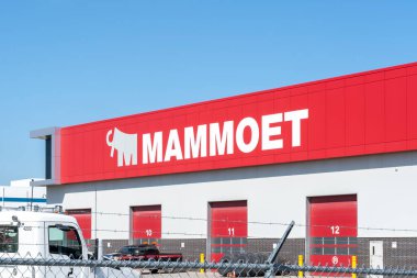 Guelph, ON, Kanada - 28 Haziran 2020: Guelph, On, Kanada 'da bir Mammoet tesisi. Mammoet ağır kaldırma ve çok modallı ulaşım çözümleri uzmanıdır..