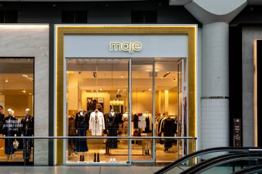 Toronto, Kanada - 29 Eylül 2020: Toronto Kanada 'da bir alışveriş merkezinde Maje mağazası. Maje Giyim Paris merkezli şık tasarlanmış hazır giyim markasıdır..