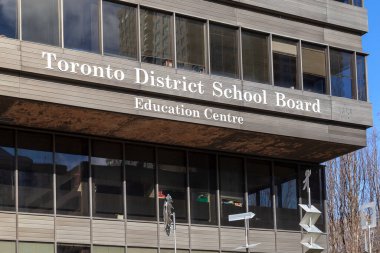 Toronto, Kanada - 16 Mayıs 2020: Toronto Bölge Okul Yönetim Kurulu (TDSB) Toronto 'daki genel merkez binasına imza attı. TDSB, Toronto 'nun İngilizce-laik okul yönetim kuruludur..