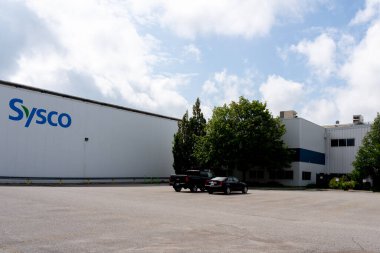 Peterborough, Ontario, Kanada - 2 Eylül 2020: Peterborough, Ontario, Kanada 'daki tesis binasının Sysco tabelası. Sysco Corporation çok uluslu bir Amerikan şirketidir..