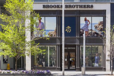 Toronto, Kanada - 16 Mayıs 2020: Toronto 'daki Bloor-Yorkville İş Alanında bir Brooks Brothers mağazası. Brooks Kardeşler Amerika 'daki en eski erkek giyim mağazasıdır..