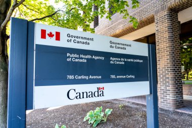Ottawa, Ontario, Kanada - 7 Ağustos 2020: Kanada Halk Sağlığı Ajansı 'nın yer aldığı Kanada' nın Ottawa, Ontario kentindeki 785 Carling Bulvarı 'nda Kanada hükümeti binasının dışında bir rehber yazısı görüldü.