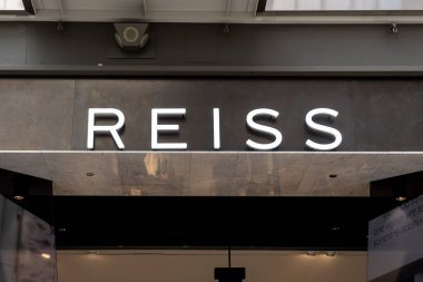 Toronto, Kanada - 29 Eylül 2020: Toronto Kanada 'da bir alışveriş merkezinde Reiss mağaza tabelası. Reiss, İngiltere merkezli bir moda ve perakende mağaza zinciri..