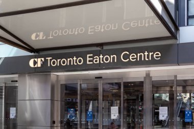Toronto, Kanada - 16 Mayıs 2020 Toronto, Kanada 'daki Toronto Eaton Center' ın girişi. Toronto Eaton Centre, Cadillac Fairview 'e ait bir alışveriş merkezi ve ofis kompleksi.).