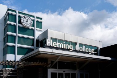 Peterborough, Ontario, Kanada - 2 Eylül 2020: Fleming Koleji 'nin ana girişi Peterborough, Ontario, Kanada. Fleming College, Ontario Uygulamalı Sanat ve Teknoloji Koleji..