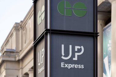 Toronto, Kanada - 28 Kasım 2020 UP Union Pearson Express tabelası Toronto Front Caddesi 'ndeki Union İstasyonu dışında. UP Express Toronto Pearson Uluslararası Havaalanı ve Union İstasyonu 'nu birbirine bağlıyor.