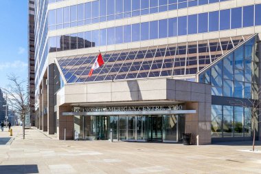 Toronto, Kanada - 16 Mayıs 2020: Kuzey York, Toronto, Kanada 'daki Kuzey Amerika Merkezi girişi. Kuzey Amerika Merkezi 2 katlı bir ofis kompleksi.. 