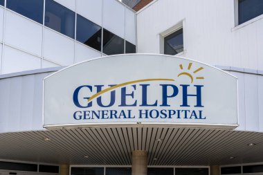 Guelph, Ontario, Kanada - 28 Haziran 2020: Girişin üzerindeki Guelph General Hospital tabelası; Guelph General Hospital bir tıbbi bakım tesisidir.