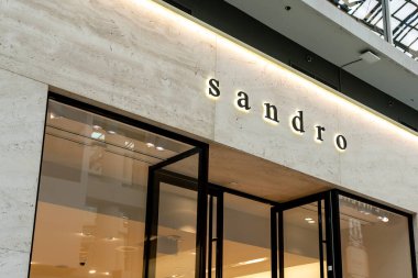 Toronto, Kanada - 29 Eylül 2020 Toronto Kanada 'da bir alışveriş merkezinde Sandro mağazası. Sandro 1984 'te Paris' te başladı ve şık kadın giyim ve erkek giyim üzerine yoğunlaşıyor..