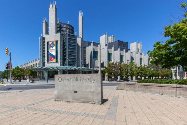 Ottawa, Ontario, Kanada - 7 Ağustos 2020: Arka planda kütüphane binası olan Queen 's University tabelası Kingston' daki kampüste görüldü