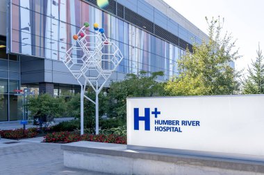 Kuzey York, Toronto, Kanada - 23 Eylül 2020: Humber River Hastanesi 'nin ana girişi 23 Eylül 2020' de Kuzey York, Toronto, Kanada 'da gösterildi..