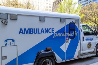 Toronto, Kanada - 16 Mayıs 2020: Toronto 'da park halindeki bir TPS ambulans aracının yan görüntüsü; Toronto Belediyesi Sağlık Hizmetleri yasal acil servis sağlayıcısıdır.