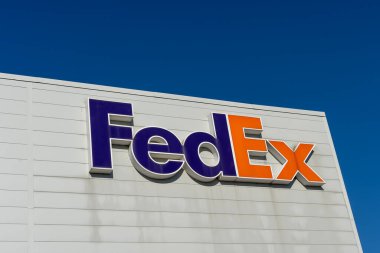 Cambridge, On, Kanada - 17 Ekim 2020: Cambridge, Ontario, Kanada 'da bir FedEx duvar tabelası görüldü. FedEx Corporation bir Amerikan dağıtım şirketi..